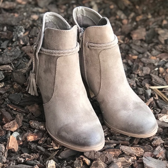 Taupe tassel wrapped oil finishes booties - Picture 2 of 5